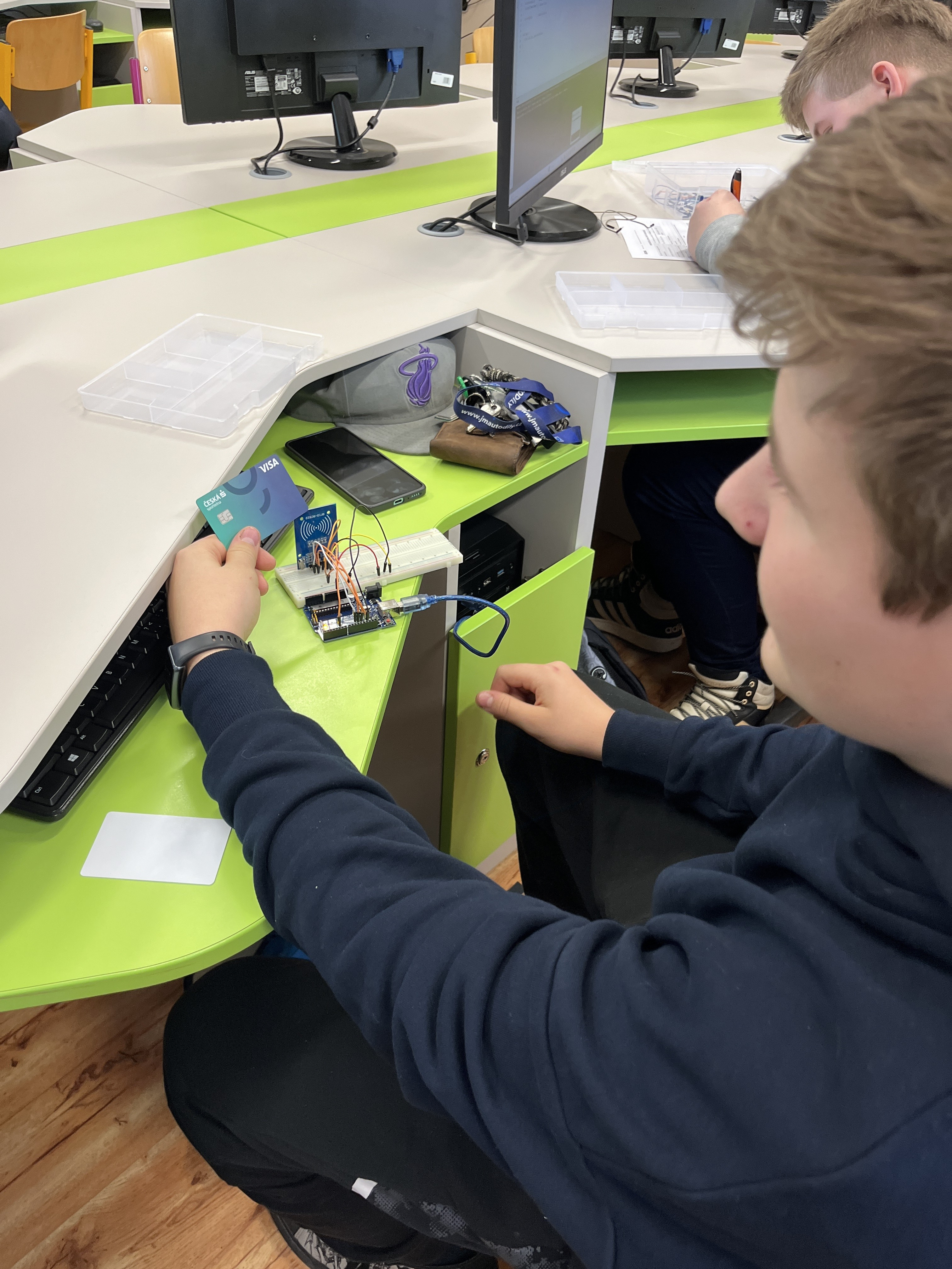 Ovládání světel, zvuků, motorků a senzorů - workshop přiblížil žákům ZŠ programování v běžném životě