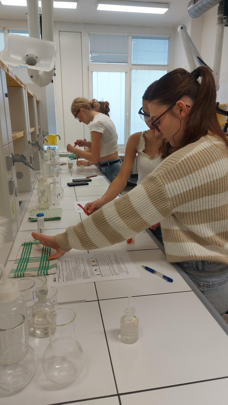 „LOVCI VŮNÍ A TAJEMSTVÍ CHEMIE KOLEM NÁS“