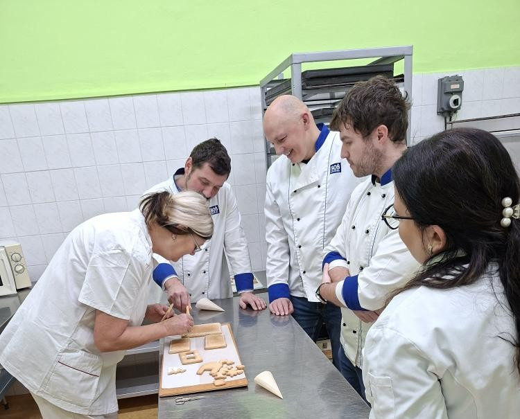 Učitelé SŠ se zdokonalovali ve zdobení perníčků