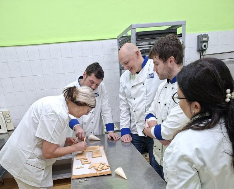 Učitelé SŠ se zdokonalovali ve zdobení perníčků