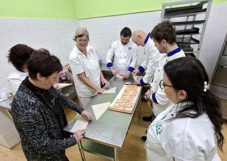 Učitelé SŠ se zdokonalovali ve zdobení perníčků